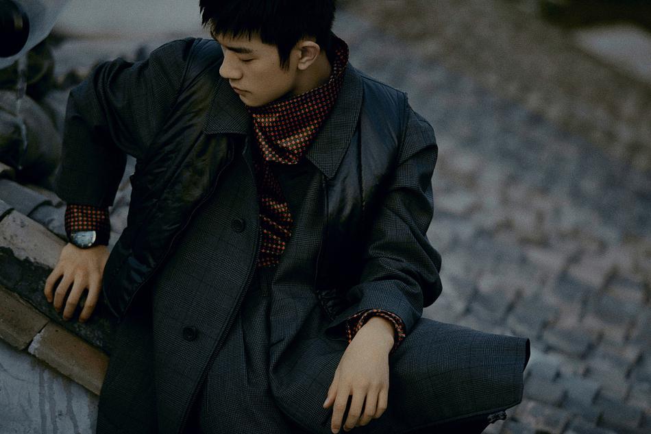 易烊千玺手执折扇静享悠闲写真