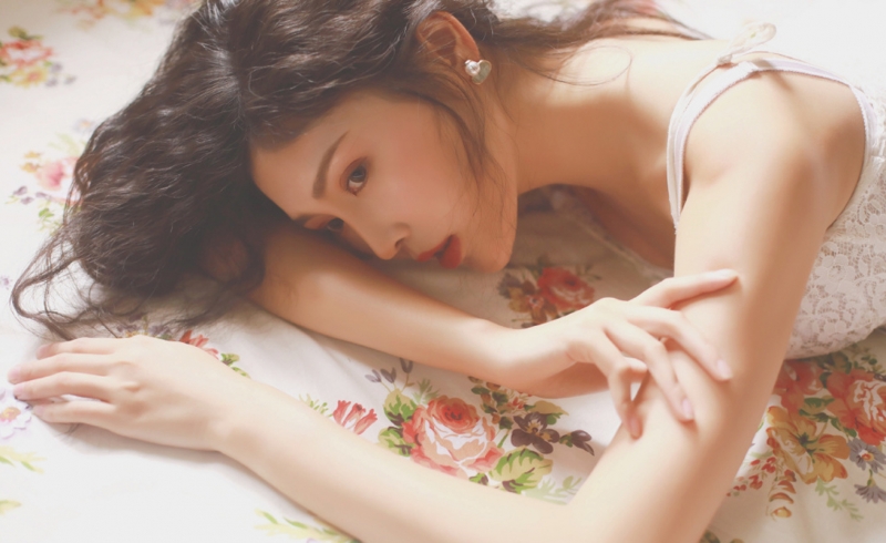 长发美女吊带白裙慵懒随性私拍