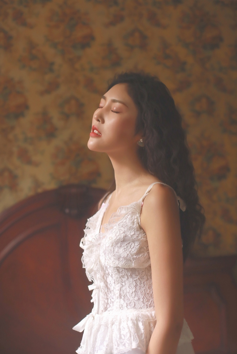 长发美女吊带白裙慵懒随性私拍