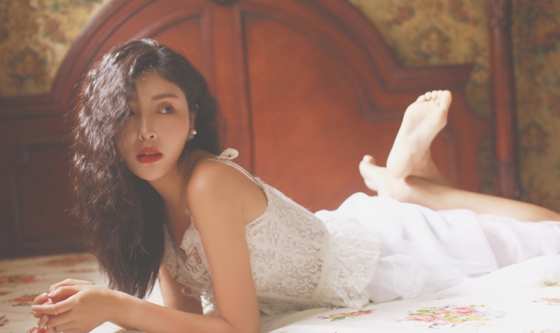 长发美女吊带白裙慵懒随性私拍