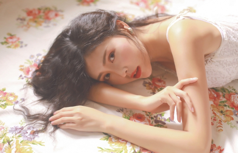 长发美女吊带白裙慵懒随性私拍