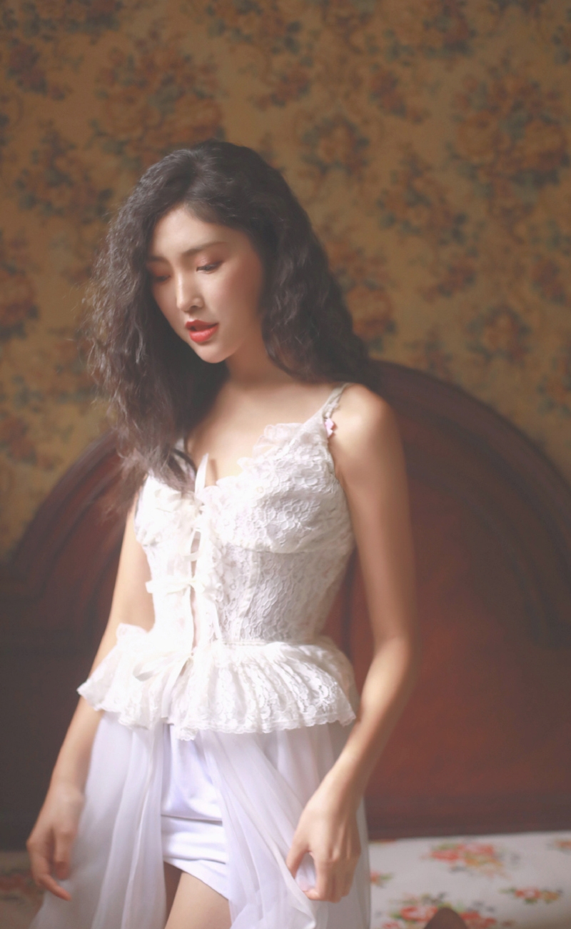 长发美女吊带白裙慵懒随性私拍