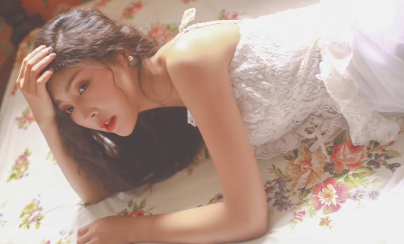 长发美女吊带白裙慵懒随性私拍