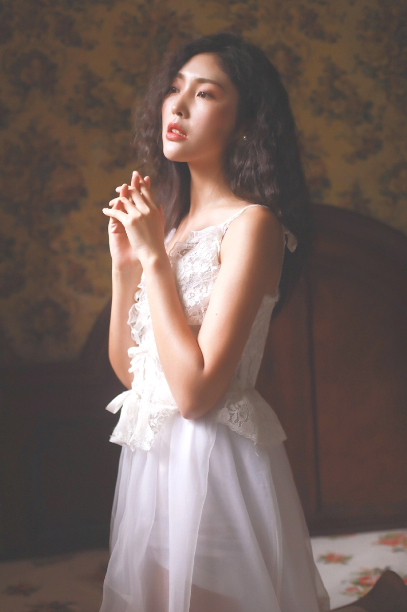 长发美女吊带白裙慵懒随性私拍