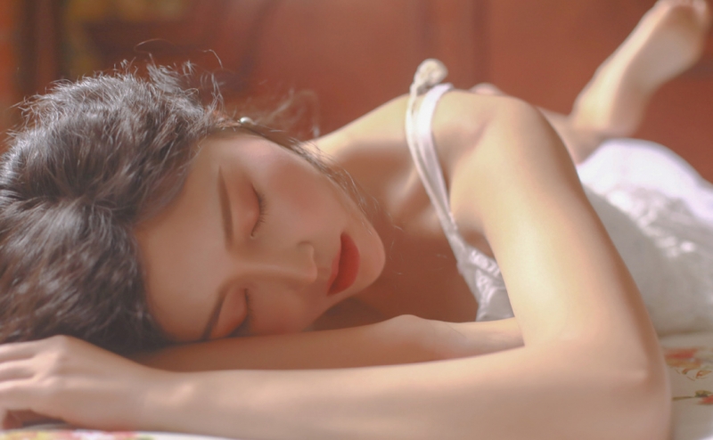 长发美女吊带白裙慵懒随性私拍