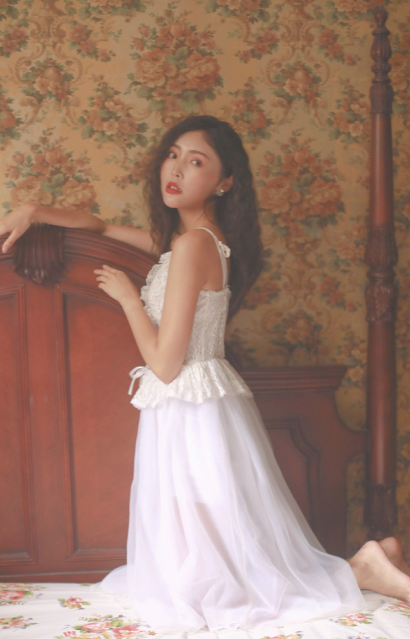 长发美女吊带白裙慵懒随性私拍