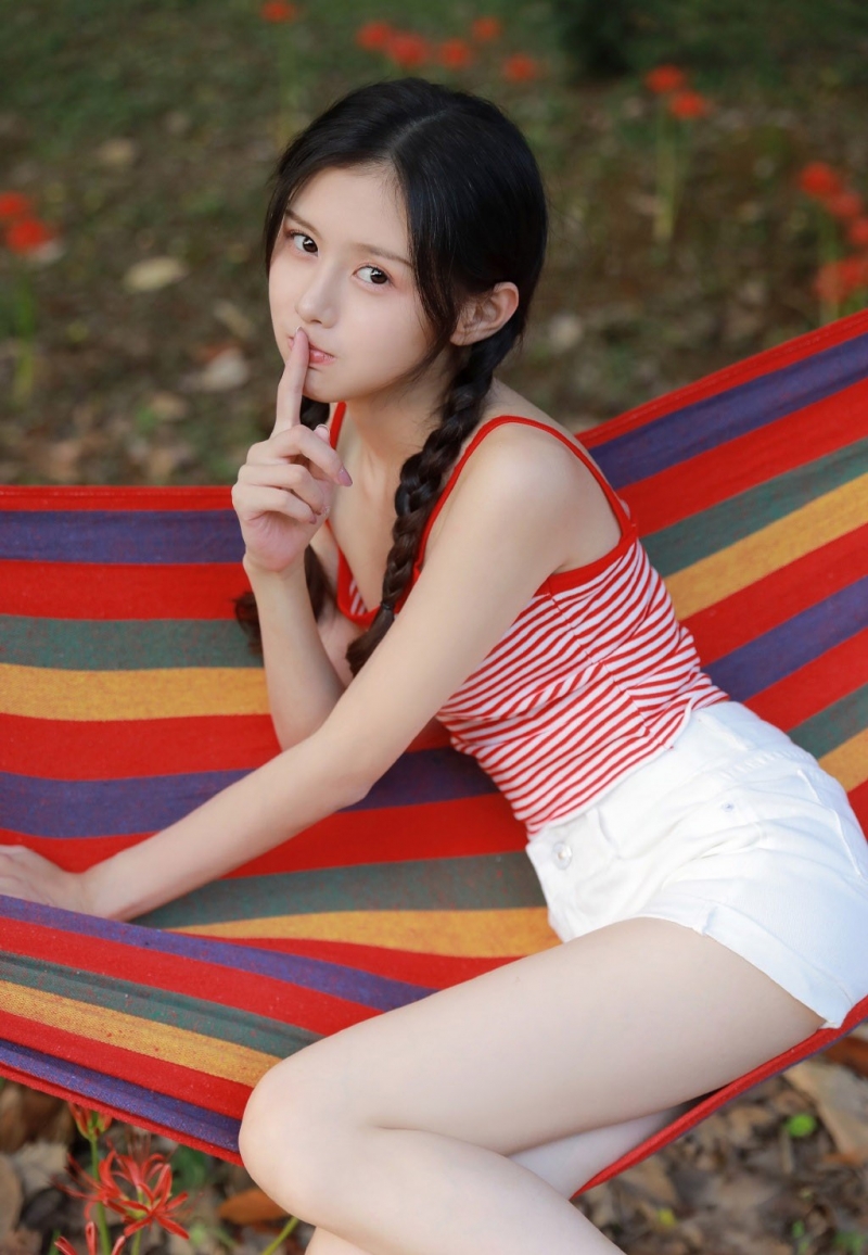 麻花辫美少女吊带短裤户外写真