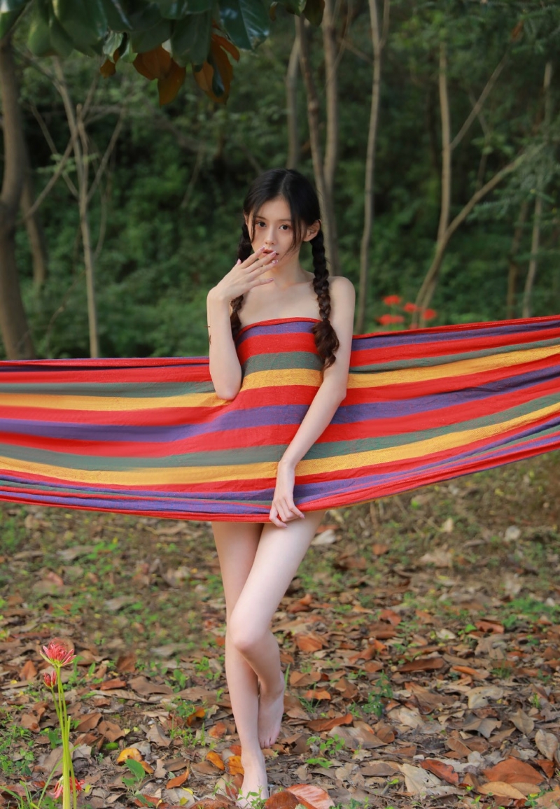 麻花辫美少女吊带短裤户外写真