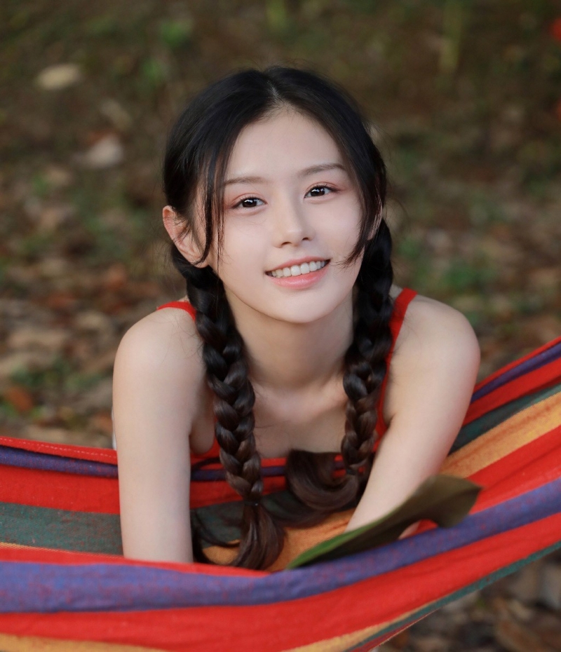 麻花辫美少女吊带短裤户外写真