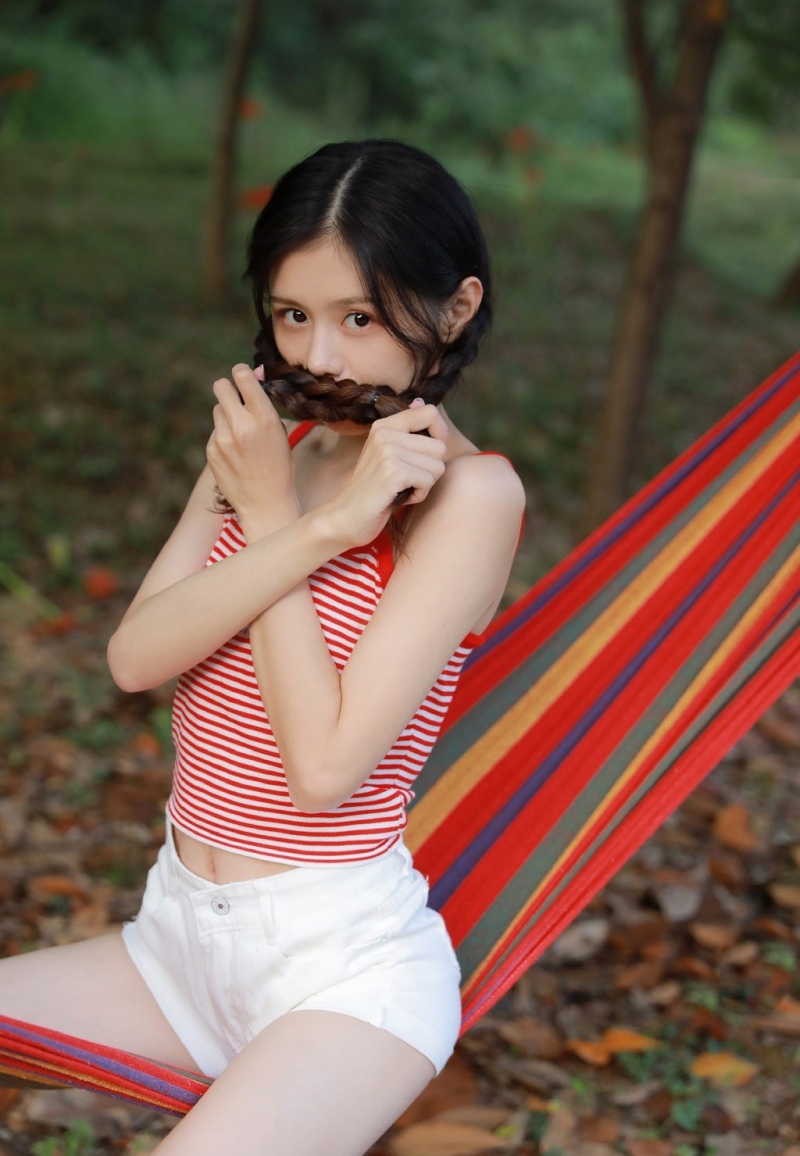 麻花辫美少女吊带短裤户外写真