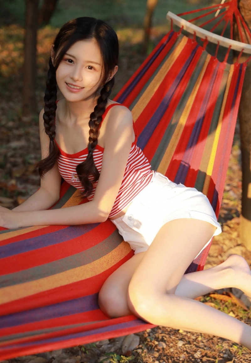 麻花辫美少女吊带短裤户外写真
