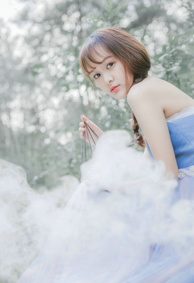 森系美女抹胸纱裙仙气飘飘写真