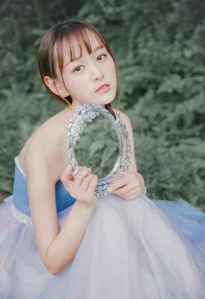 森系美女抹胸纱裙仙气飘飘写真