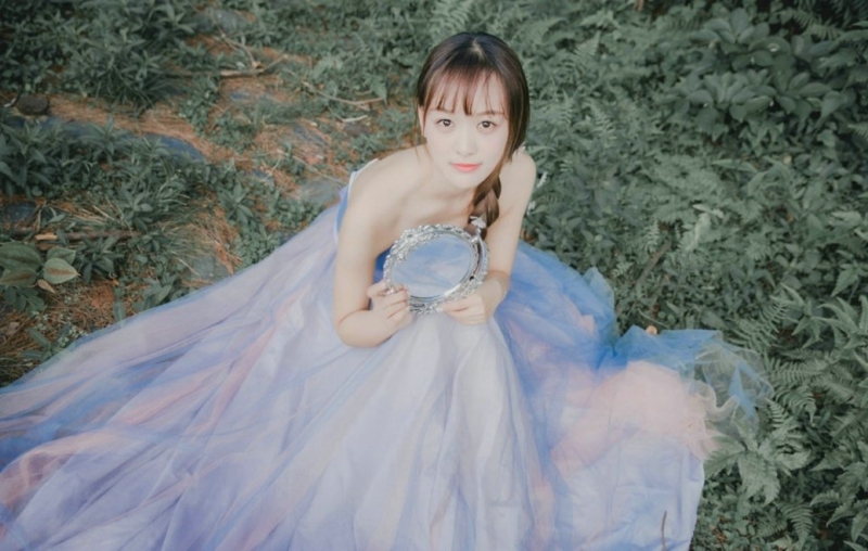 森系美女抹胸纱裙仙气飘飘写真