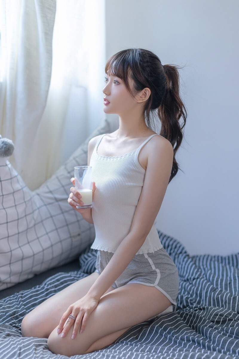 高马尾小姐姐超短裤大长腿图片