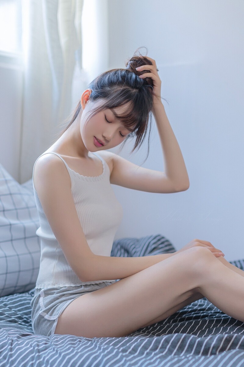 高马尾小姐姐超短裤大长腿图片