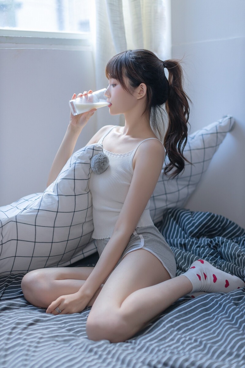 高马尾小姐姐超短裤大长腿图片