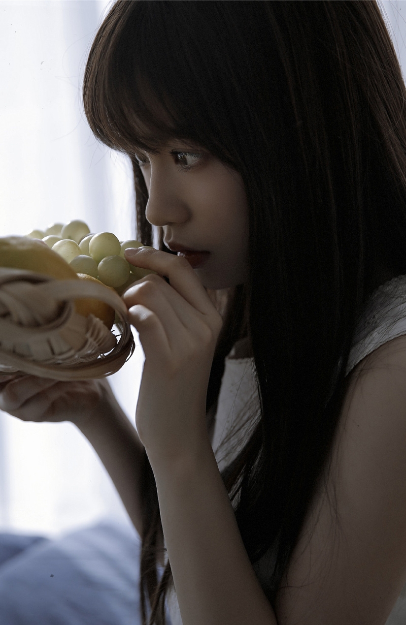 早安少女床上慵懒随性精选图片