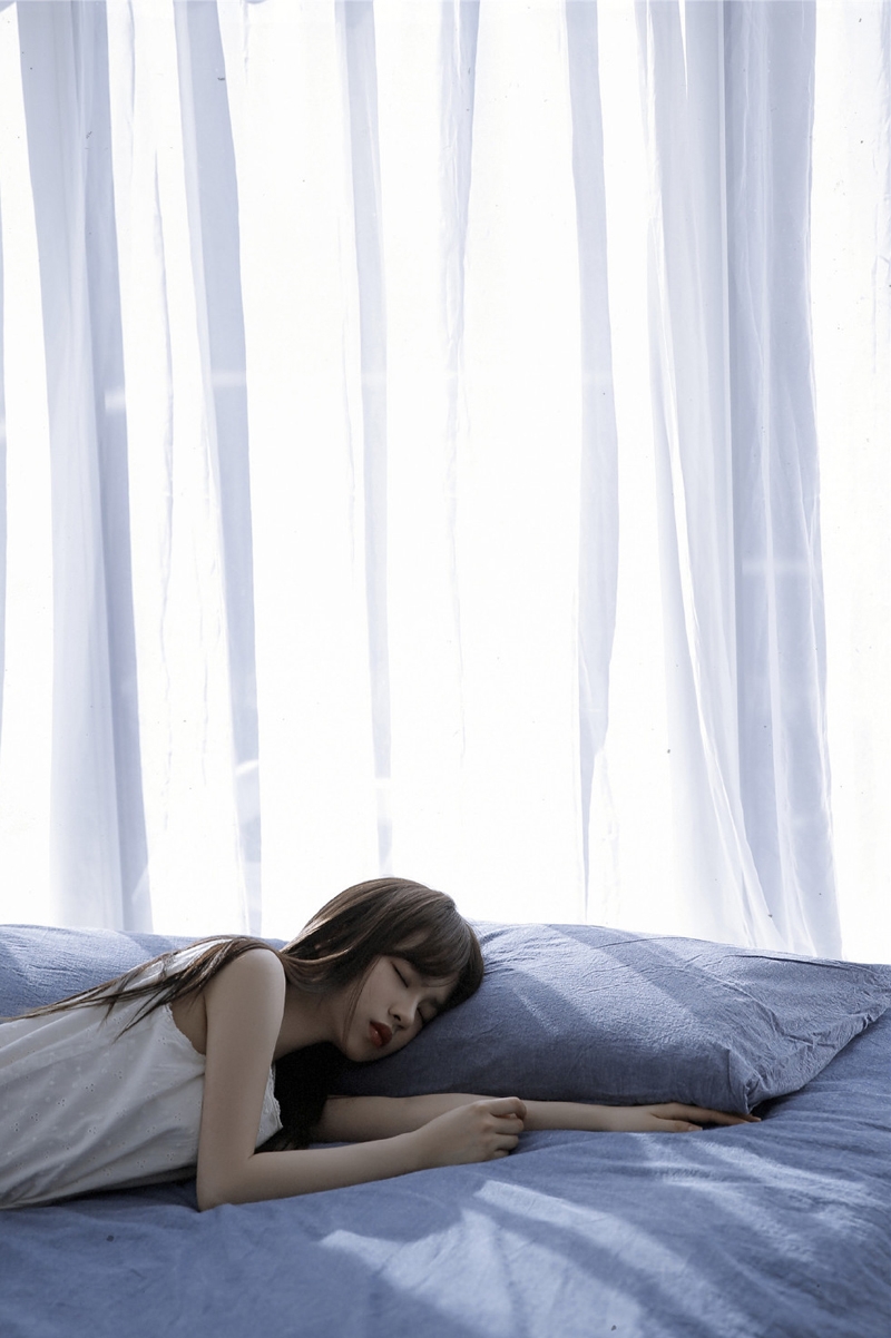 早安少女床上慵懒随性精选图片