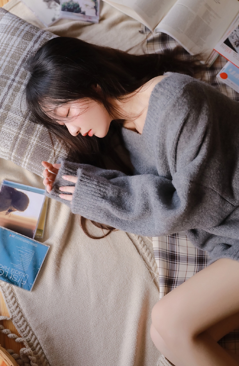 大长腿小姐姐小露香肩私房写真