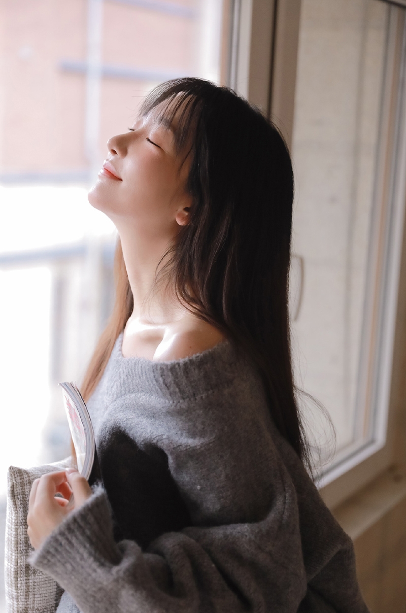 大长腿小姐姐小露香肩私房写真