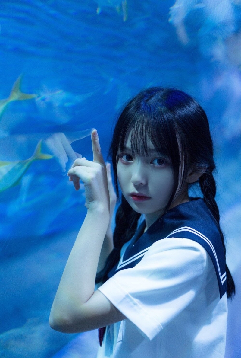 清纯水手服美少女水族馆私房照