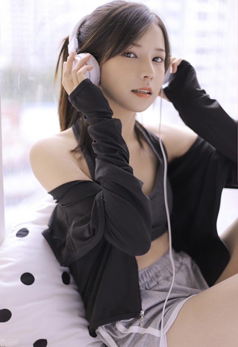 治愈系小姐姐露脐装运动裤写真