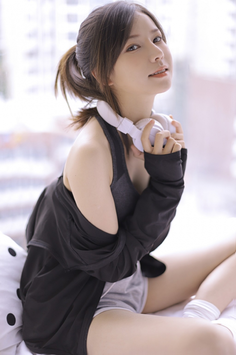 治愈系小姐姐露脐装运动裤写真