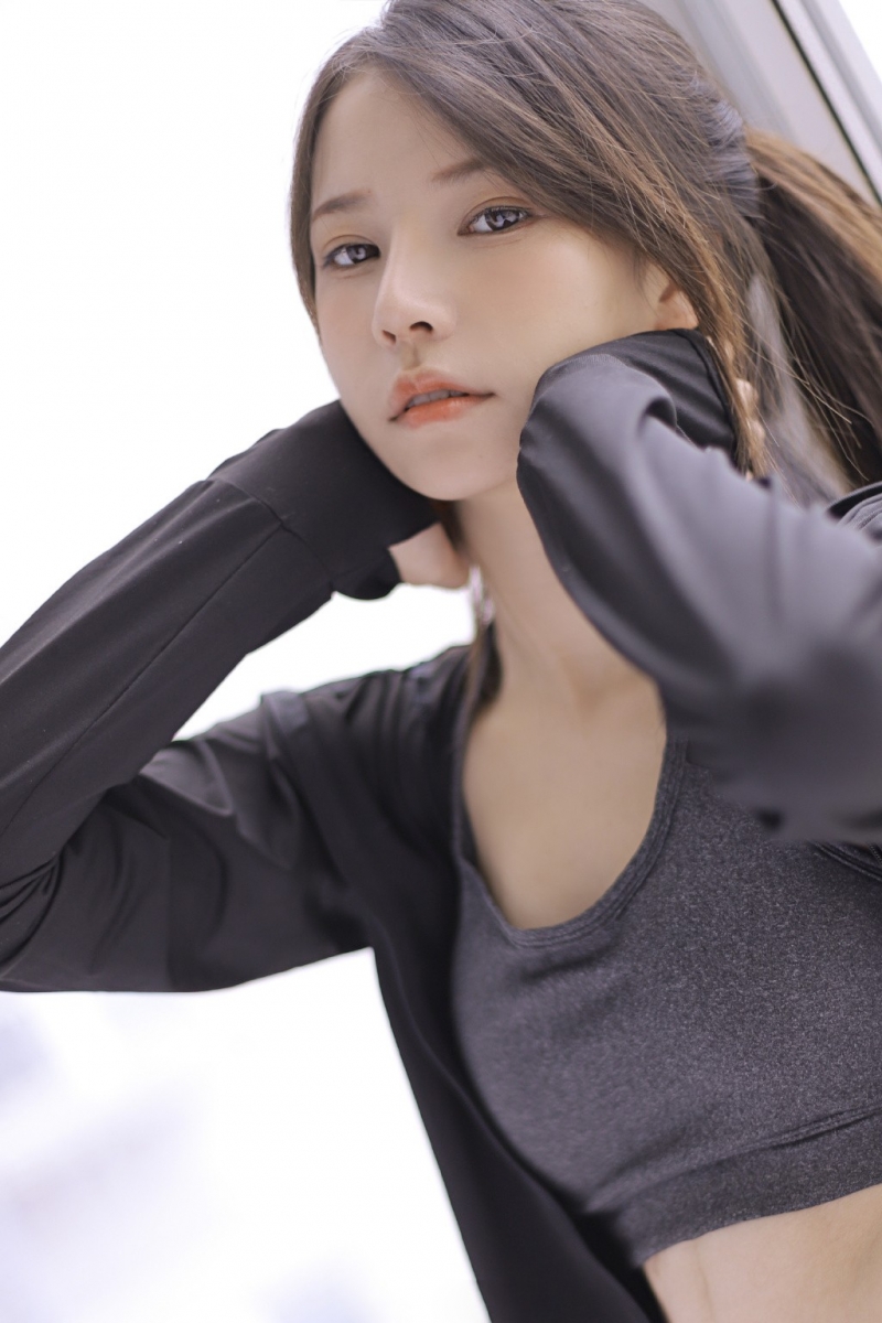 治愈系小姐姐露脐装运动裤写真