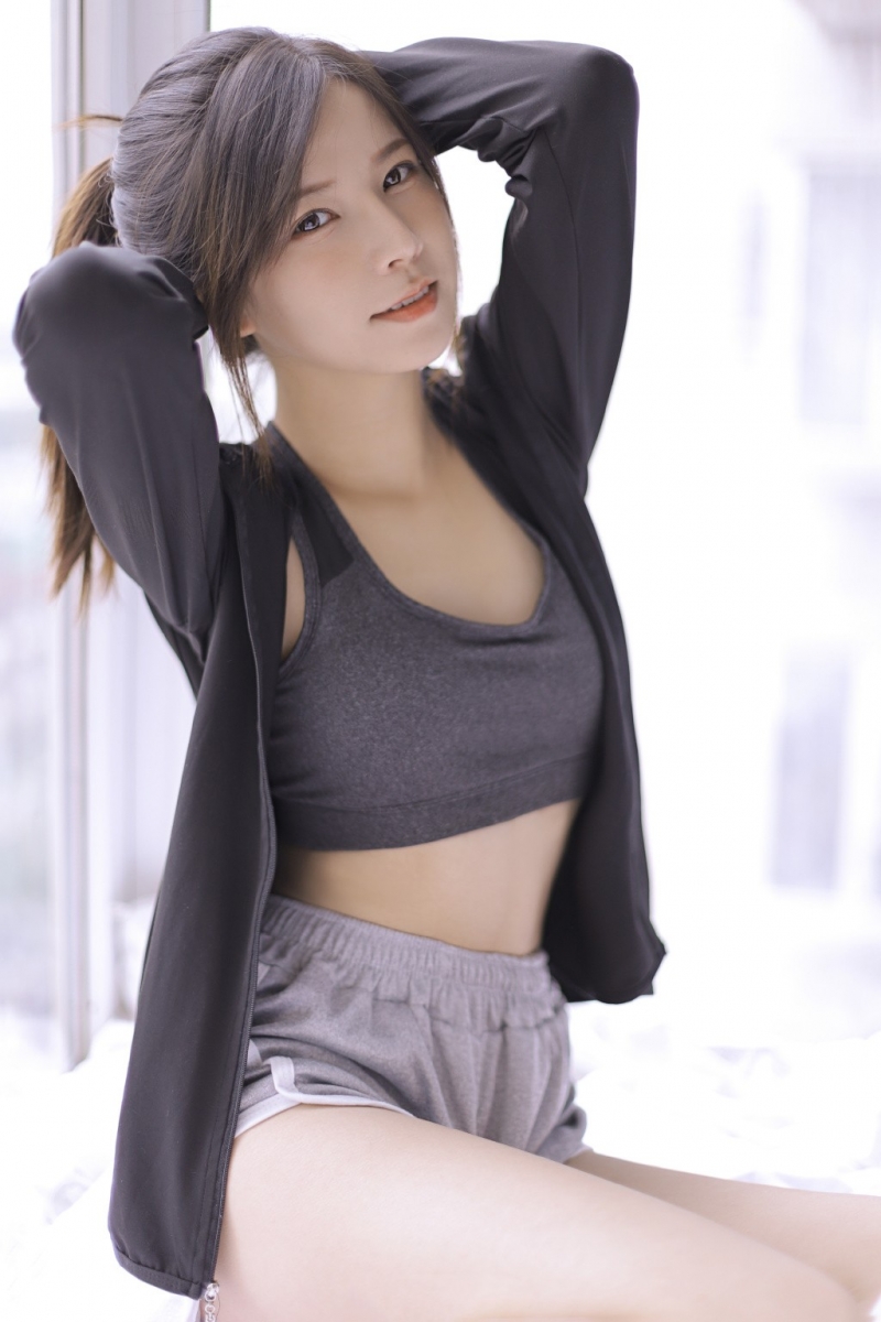 治愈系小姐姐露脐装运动裤写真