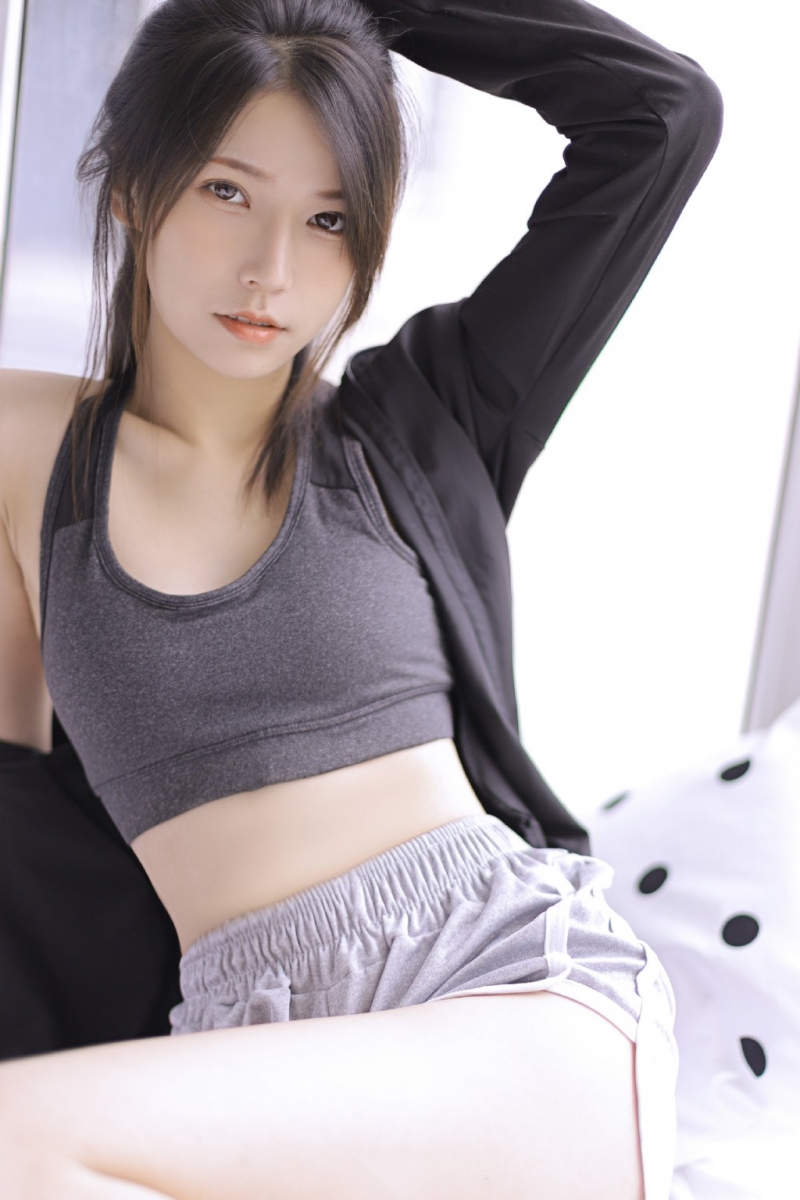 治愈系小姐姐露脐装运动裤写真