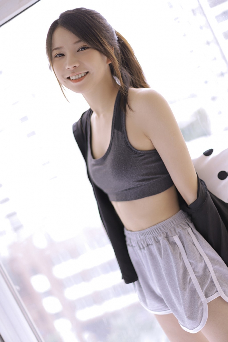 治愈系小姐姐露脐装运动裤写真