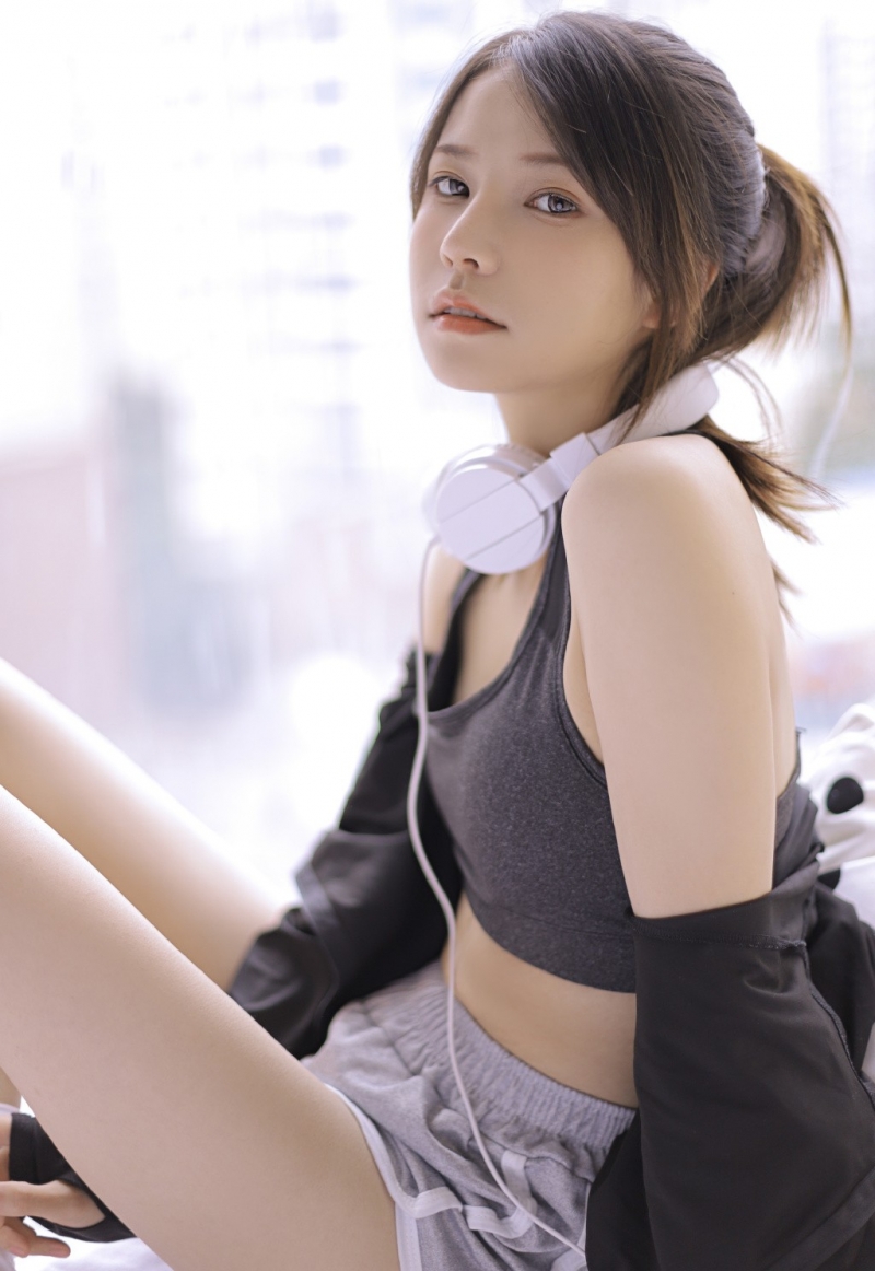 治愈系小姐姐露脐装运动裤写真