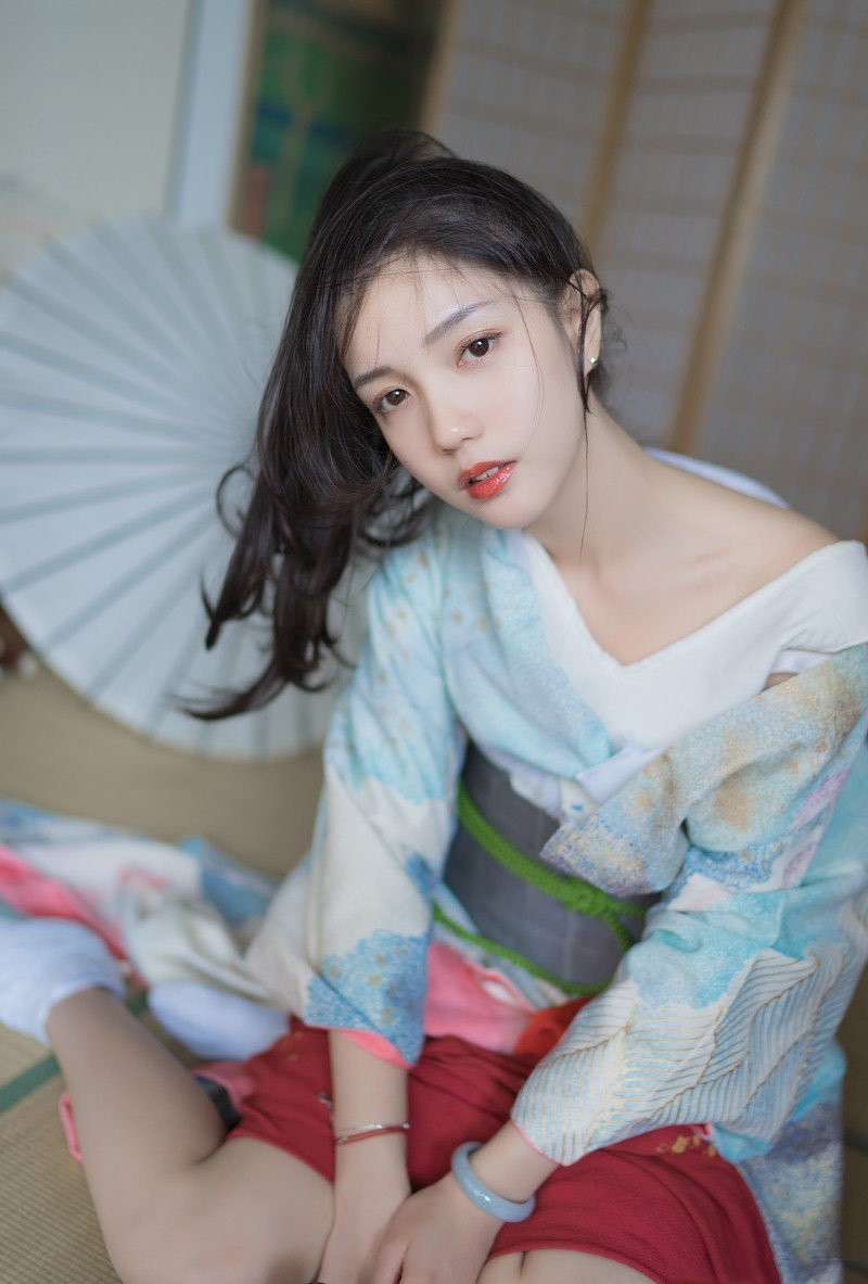 日本和服美女小露香肩私房写真