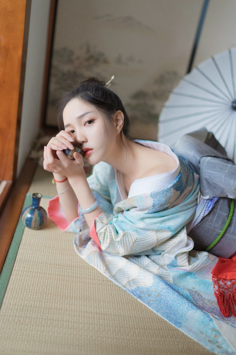 日本和服美女小露香肩私房写真