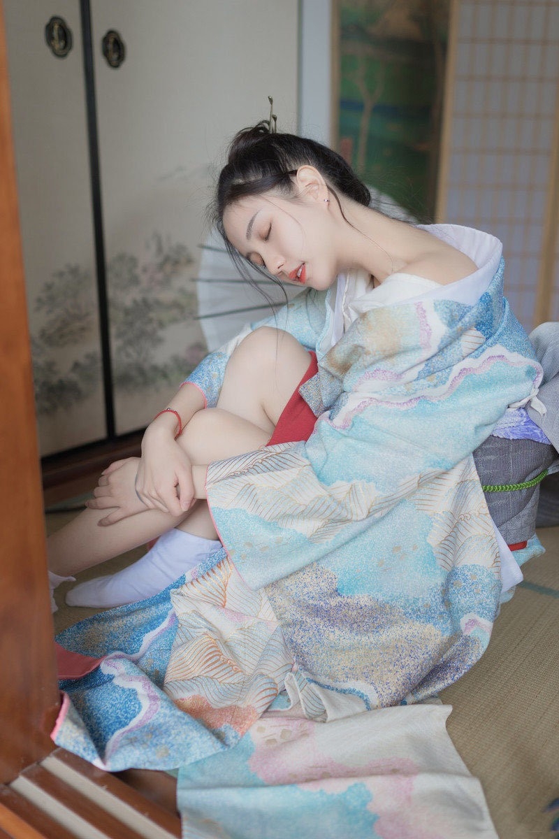 日本和服美女小露香肩私房写真