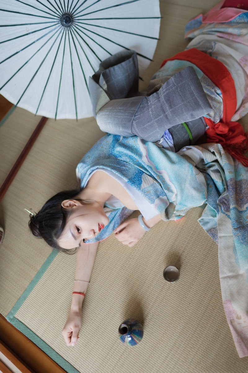 日本和服美女小露香肩私房写真