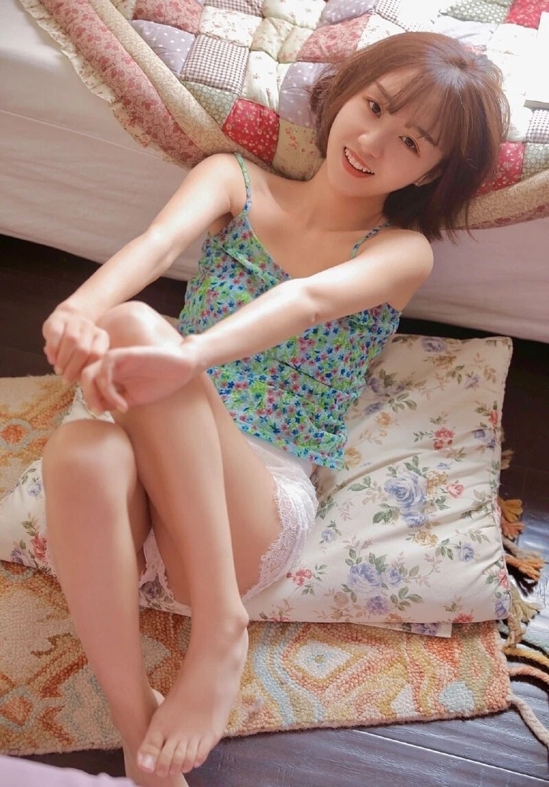 短发美眉圆润香肩修长美腿图片