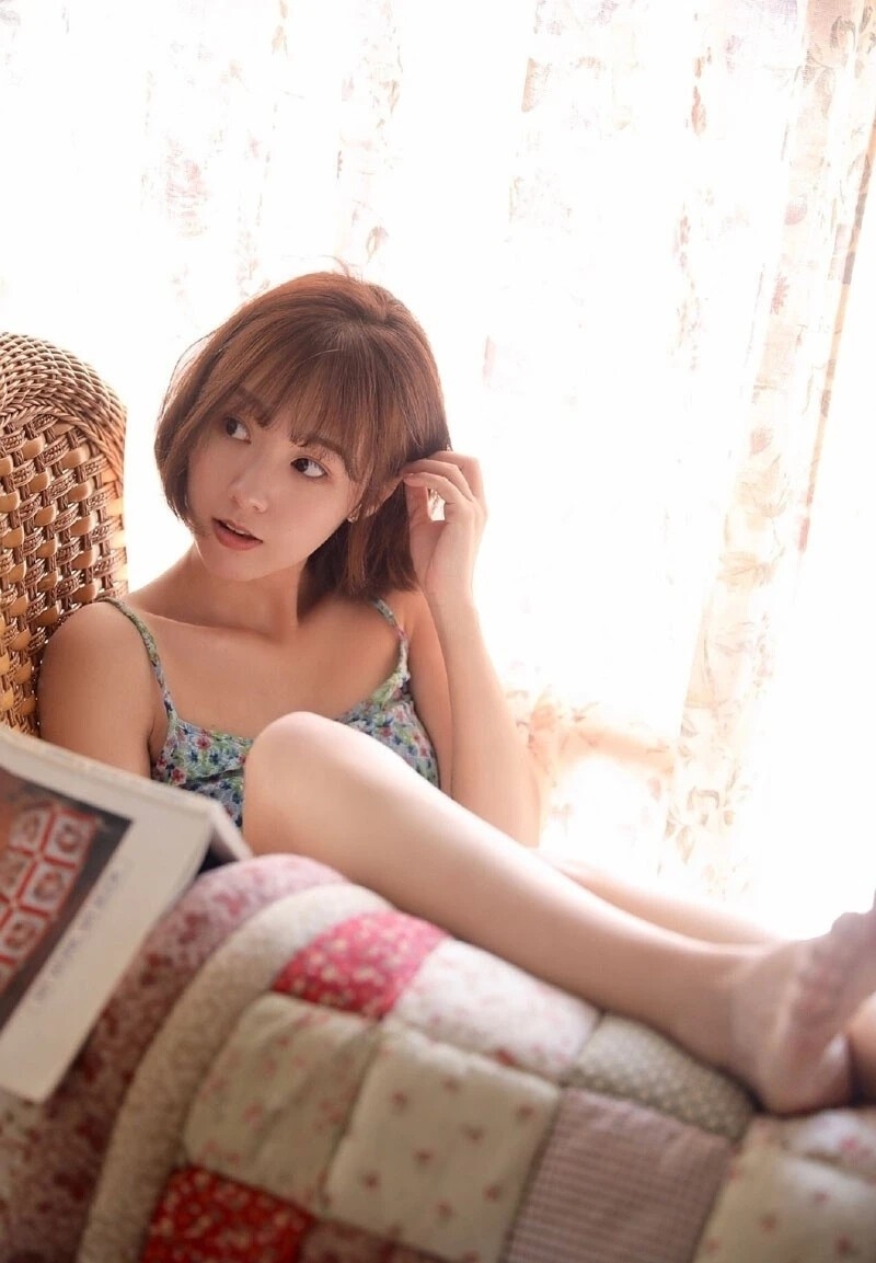 短发美眉圆润香肩修长美腿图片