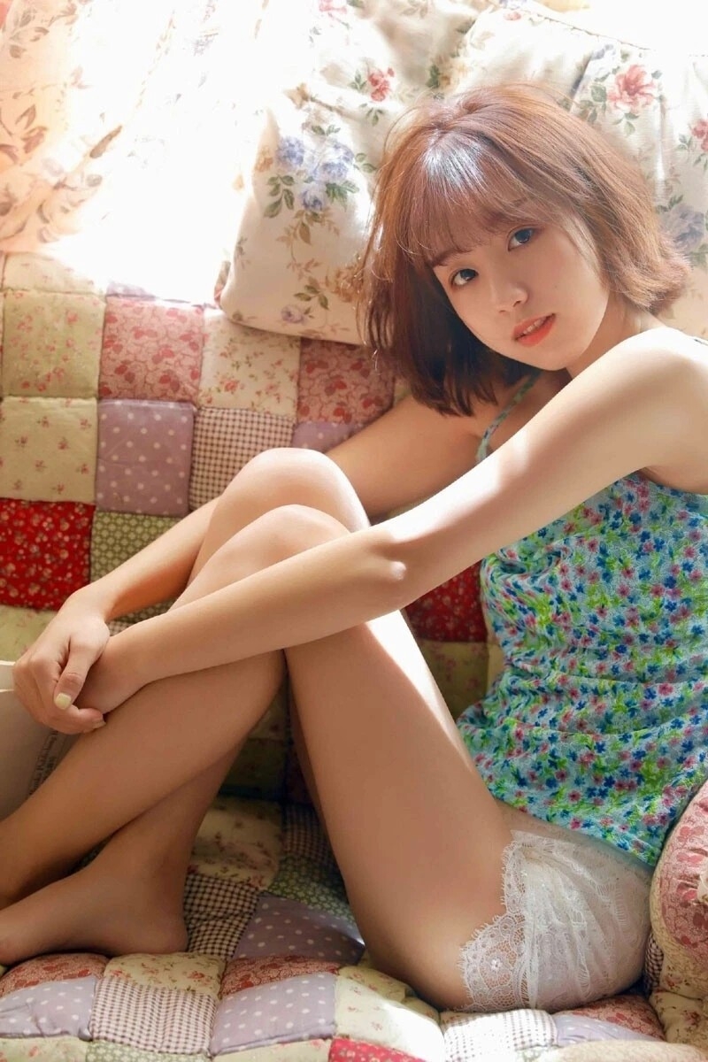 短发美眉圆润香肩修长美腿图片