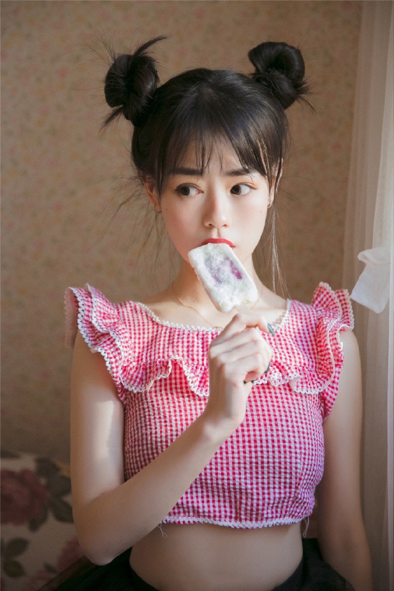 哪吒头美少女露脐装超短裙套图