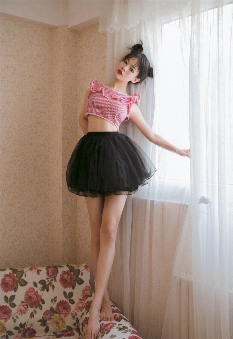 哪吒头美少女露脐装超短裙套图