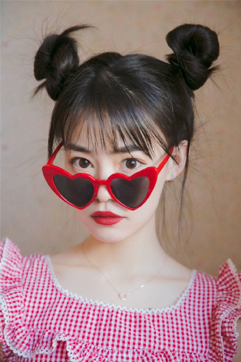 哪吒头美少女露脐装超短裙套图