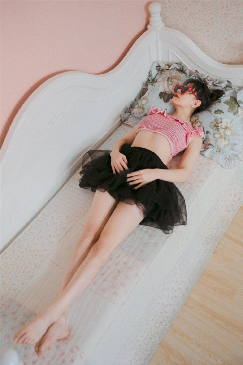 哪吒头美少女露脐装超短裙套图