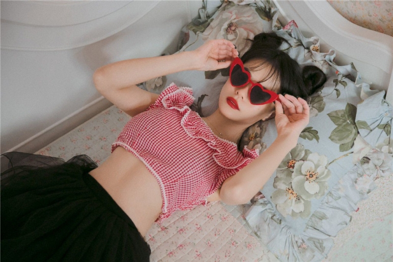 哪吒头美少女露脐装超短裙套图