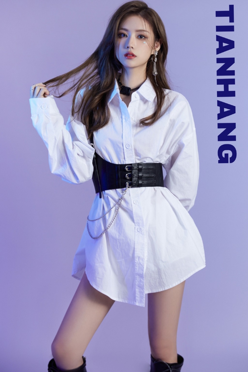 青春靓丽金发女郎香肩美腿图片