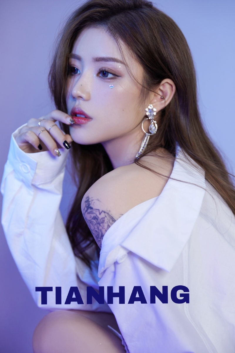 青春靓丽金发女郎香肩美腿图片