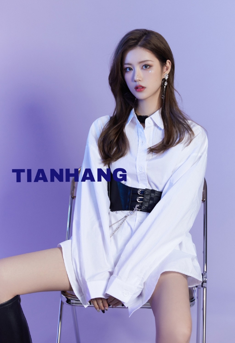 青春靓丽金发女郎香肩美腿图片