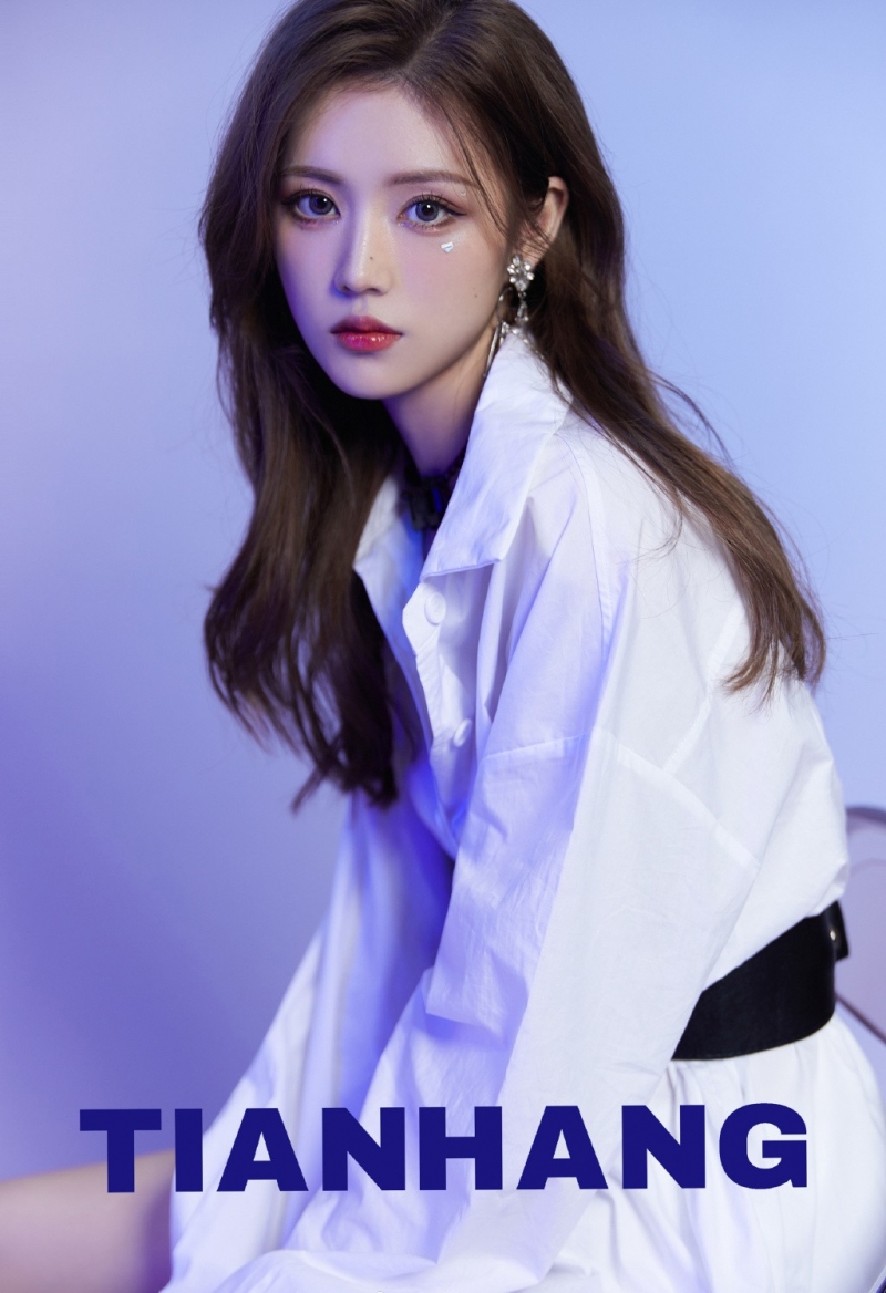 青春靓丽金发女郎香肩美腿图片