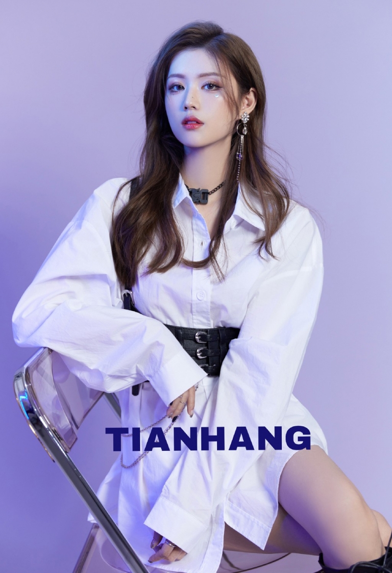 青春靓丽金发女郎香肩美腿图片